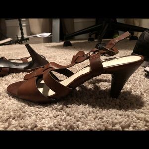 ••Brown short heels